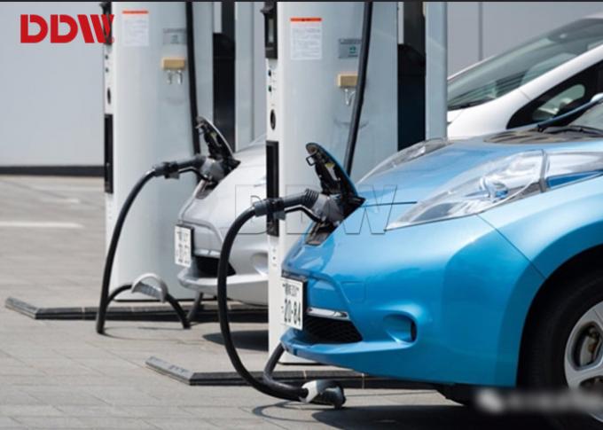 ISO9001 all'aperto a 65 pollici ha personalizzato il mucchio astuto per energia - l'automobile 2500nits DDW-AD6501S della tassa del contrassegno di Digital di colore